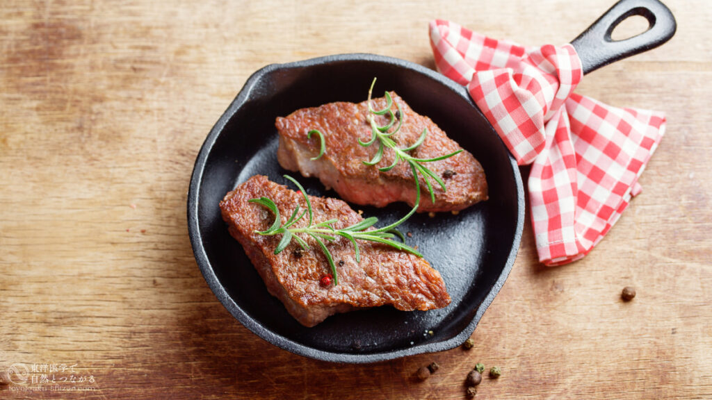 鉄のフライパンで肉を調理