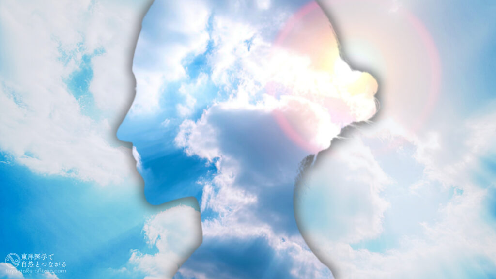 二十四節気「夏至」のイメージ。雲が浮かぶ空模様が体の内側にも広がる