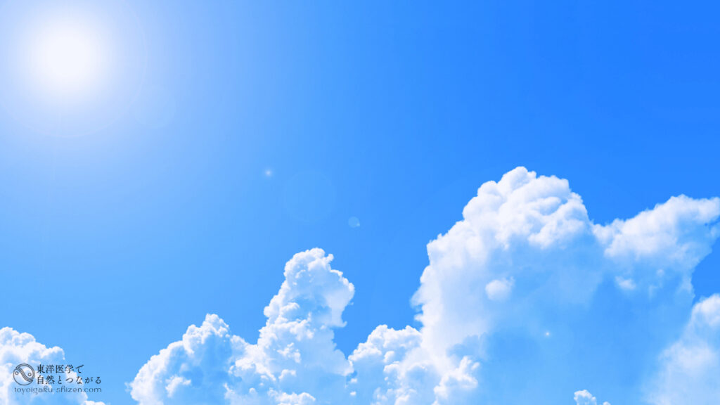 二十四節気「小暑(しょうしょ)」のイメージ。真っ青な青空に太陽が輝き、白い入道雲が立ち上がっている。