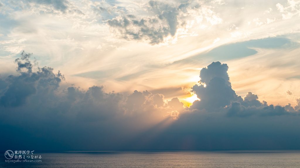 二十四節気「立秋」のイメージ。夏の入道雲と秋のうろこ雲やすじ雲が入り混じる「行合（ゆきあい）の空」