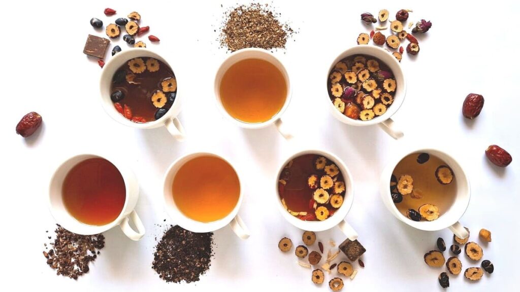 私のゆったり時間、なつめティー、なつめのお茶、なつめと生姜の福禄茶、黒糖赤いナツメ姜茶、EAT BEAU-TEA ~ My Favorite Things ~、食べる和漢黒糖茶 with 乳酸菌HOKKAIDO株 ナツメ・クコの実・黒豆、人参桂圓枸杞紅棗茶をカップに淹れた俯瞰写真