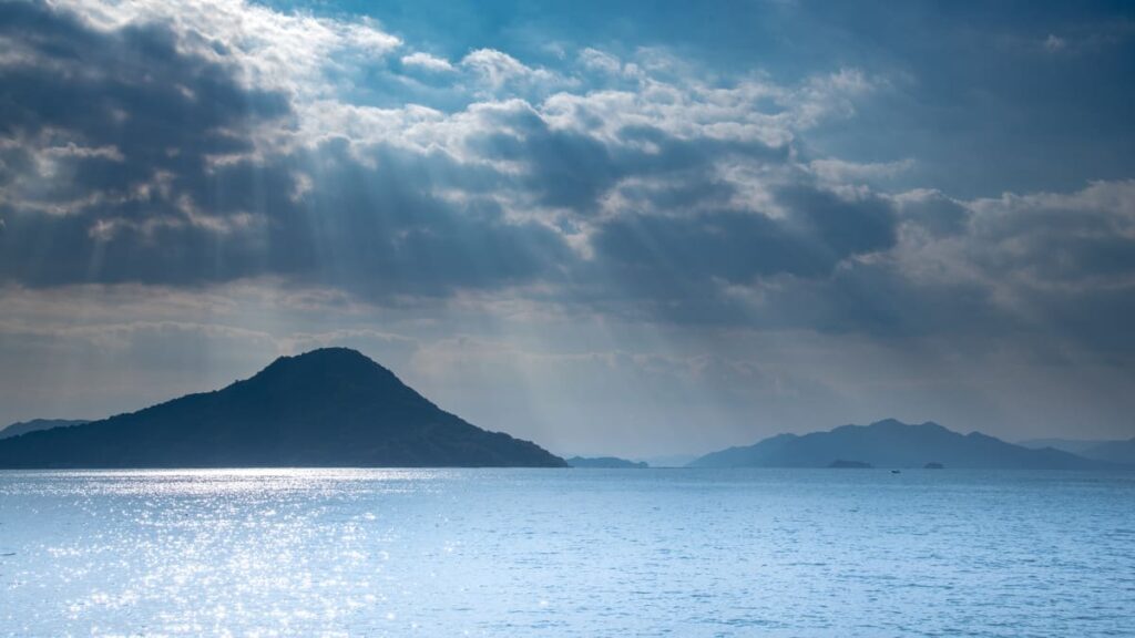 瀬戸内海の海_山と海と雲の写真