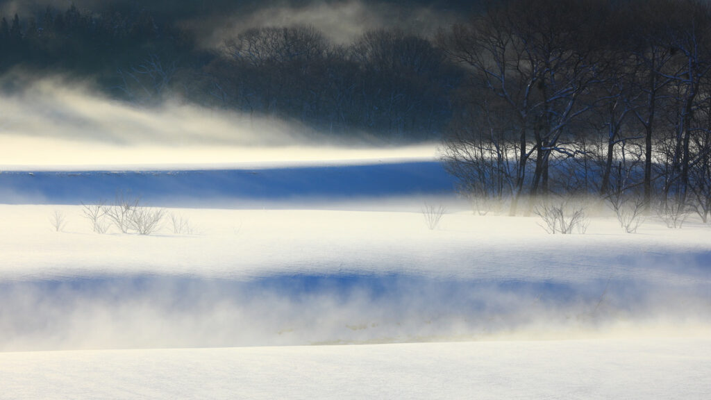 大寒のイメージ。雪が積もる冬の「山眠る」イメージ。冬の岩手県、西和賀町、和賀川、,錦秋湖