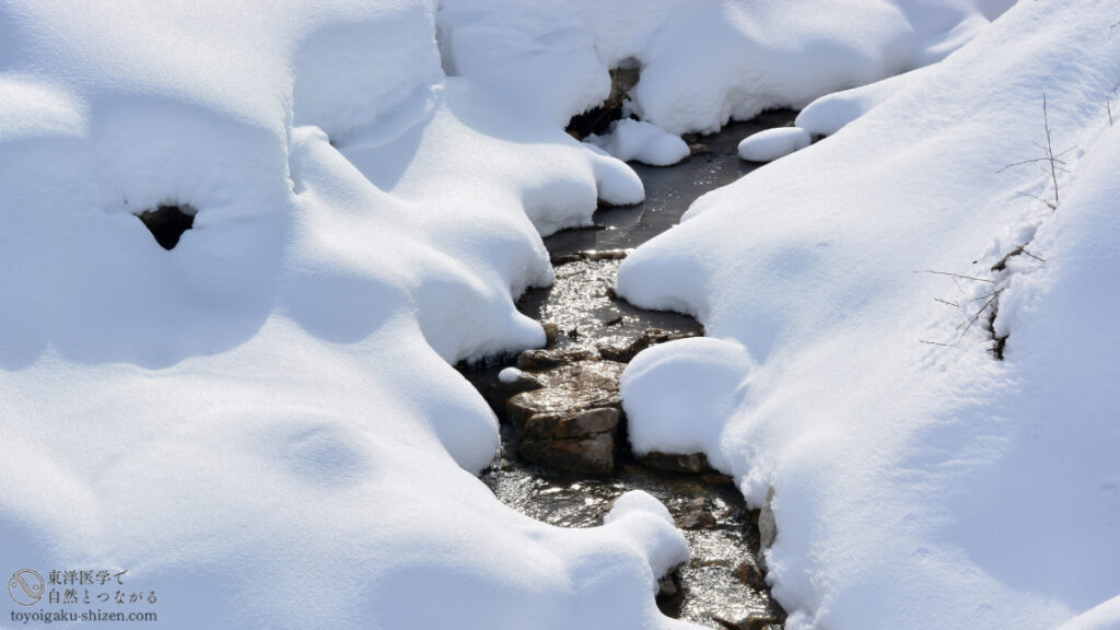 二十四節気「雨水」のイメージ。山に積もっていた雪がとけて川の水となって流れていく